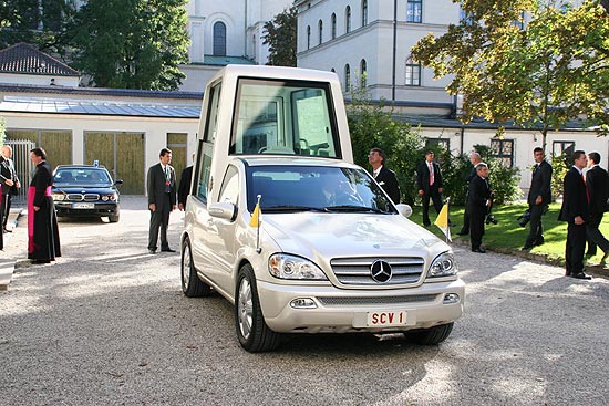 Das Papamobil wartet im Hof, während Benedikt XVI sich umzieht (Foto: CADU)